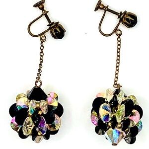 Vintage screw-on earrings in great condition! Pin-up, Rockabilly, so fun!!!